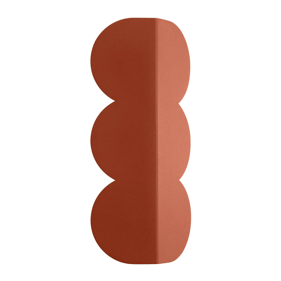 Applique murale biscuit rouge ochra en céramique terracotta avec forme ondulée caractéristique et caractère distinctif