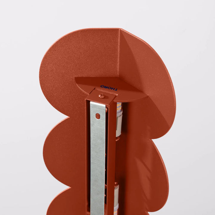 Applique murale en métal terracotta avec forme ondulée caractéristique et luminaires biscuit allient un caractère distinctif