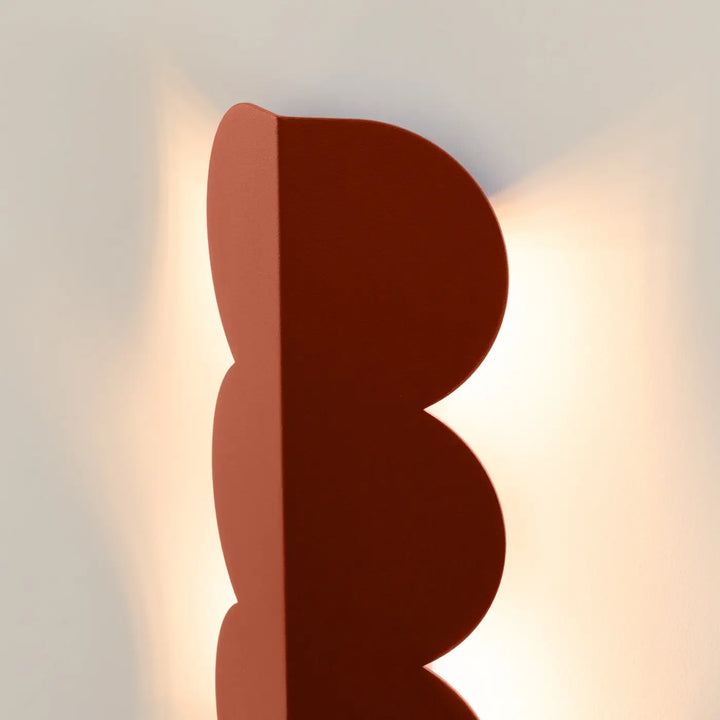 Applique murale biscuit rouge ochra en terracotta avec forme ondulée caractéristique et caractère distinctif
