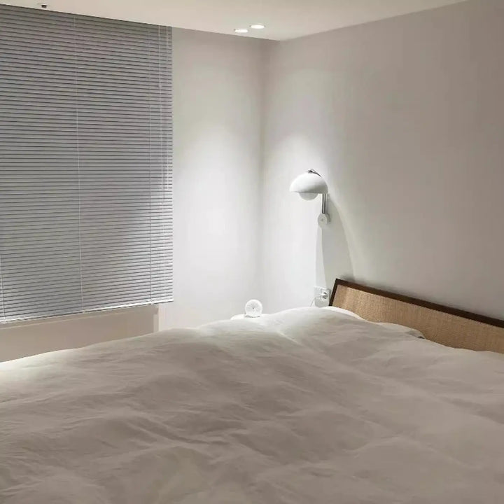 Applique murale viagy blanche minimaliste avec abat-jour en dôme arrondi et bras métallique élégant