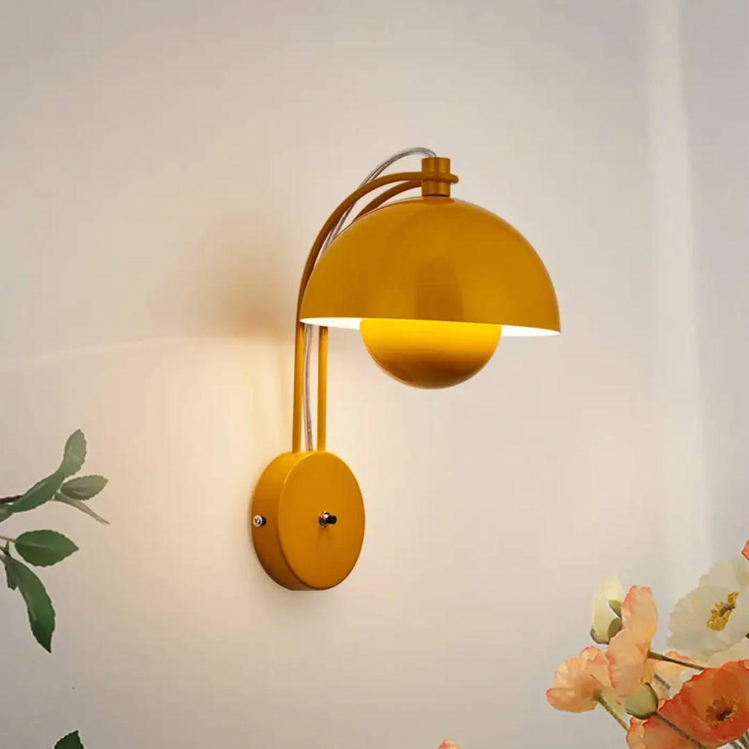 Applique murale Viagy avec bras métallique incurvé et abat-jour en dôme de couleur jaune moutarde élégante
