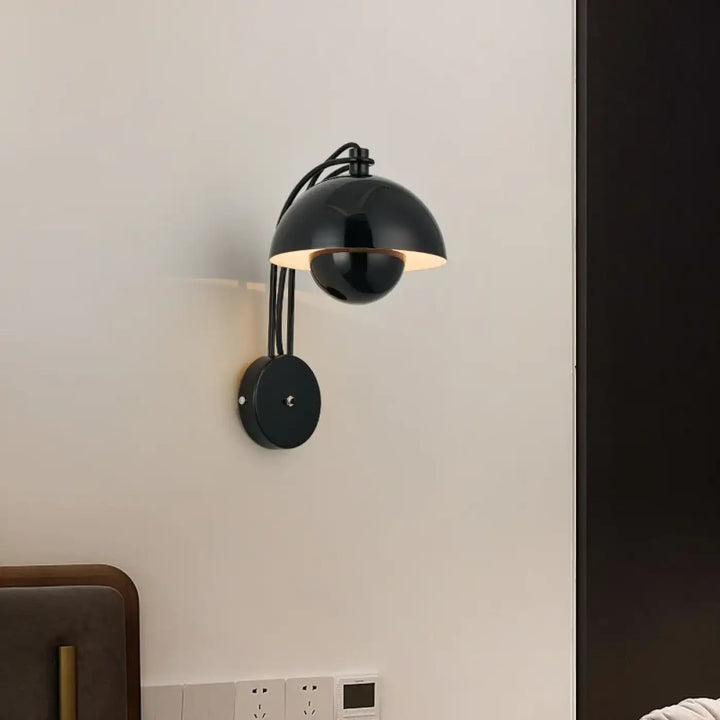 Applique murale viagy en métal noir mat avec bras courbé élégant et base circulaire pour éclairage mural
