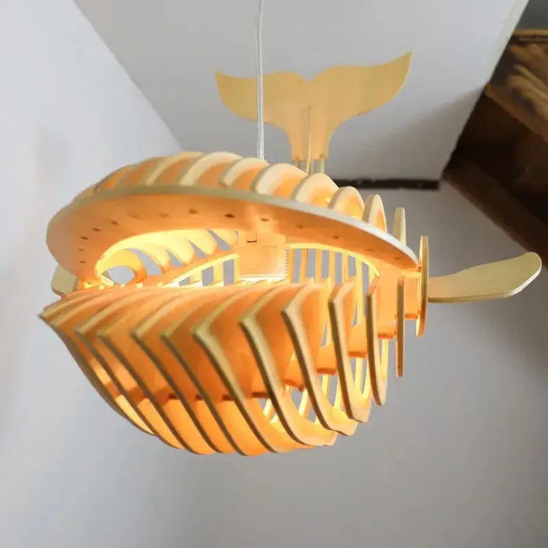 Suspension luminaire en forme de baleine en bois naturel