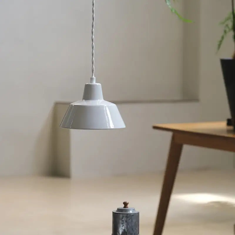 Suspension en céramique style atelier minimaliste chic