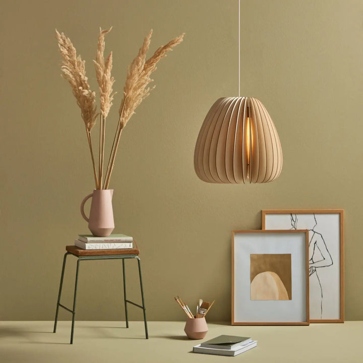 Grande suspension Volum en bois naturel aux lamelles fines