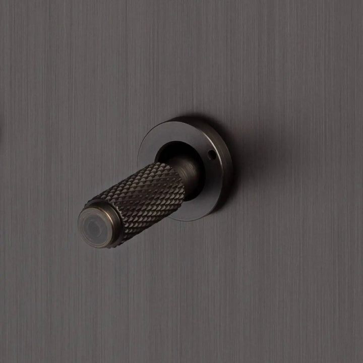 Interrupteur à levier Toggle à gravure quadrillée bronze fumé, vue rapprochée #couleur_gris