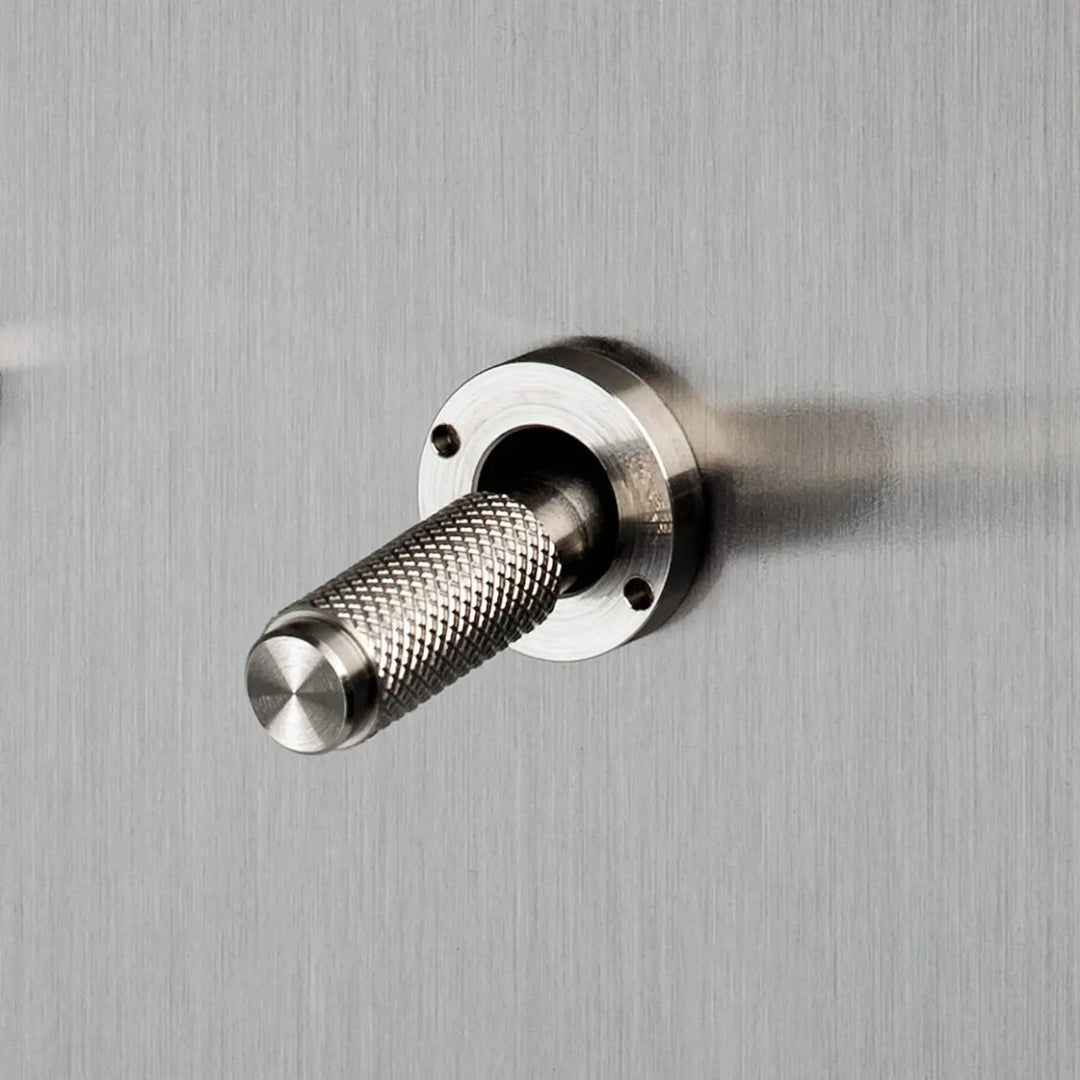 Interrupteur à levier Toggle à gravure quadrillée en acier, vue rapprochée #couleur_argent