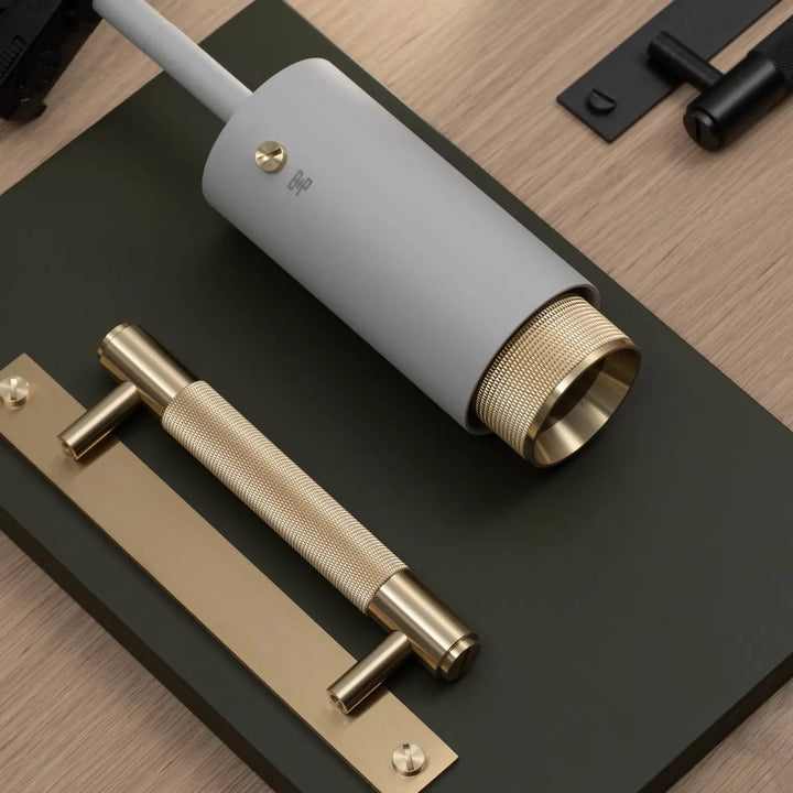 Exhaust à gravure quadrillée finition laiton photographié à plat #couleur_dor
