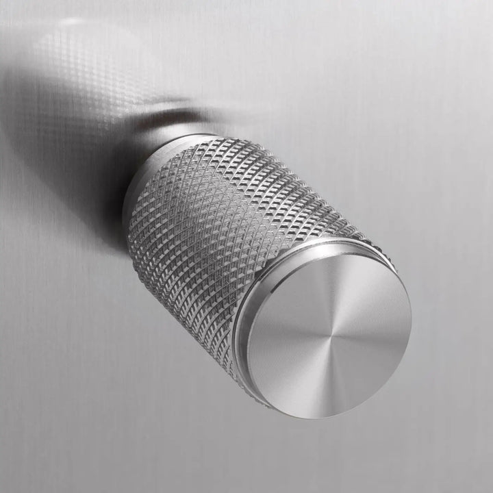 Détail du variateur à gravure quadrillée, finition acier #couleur_argent