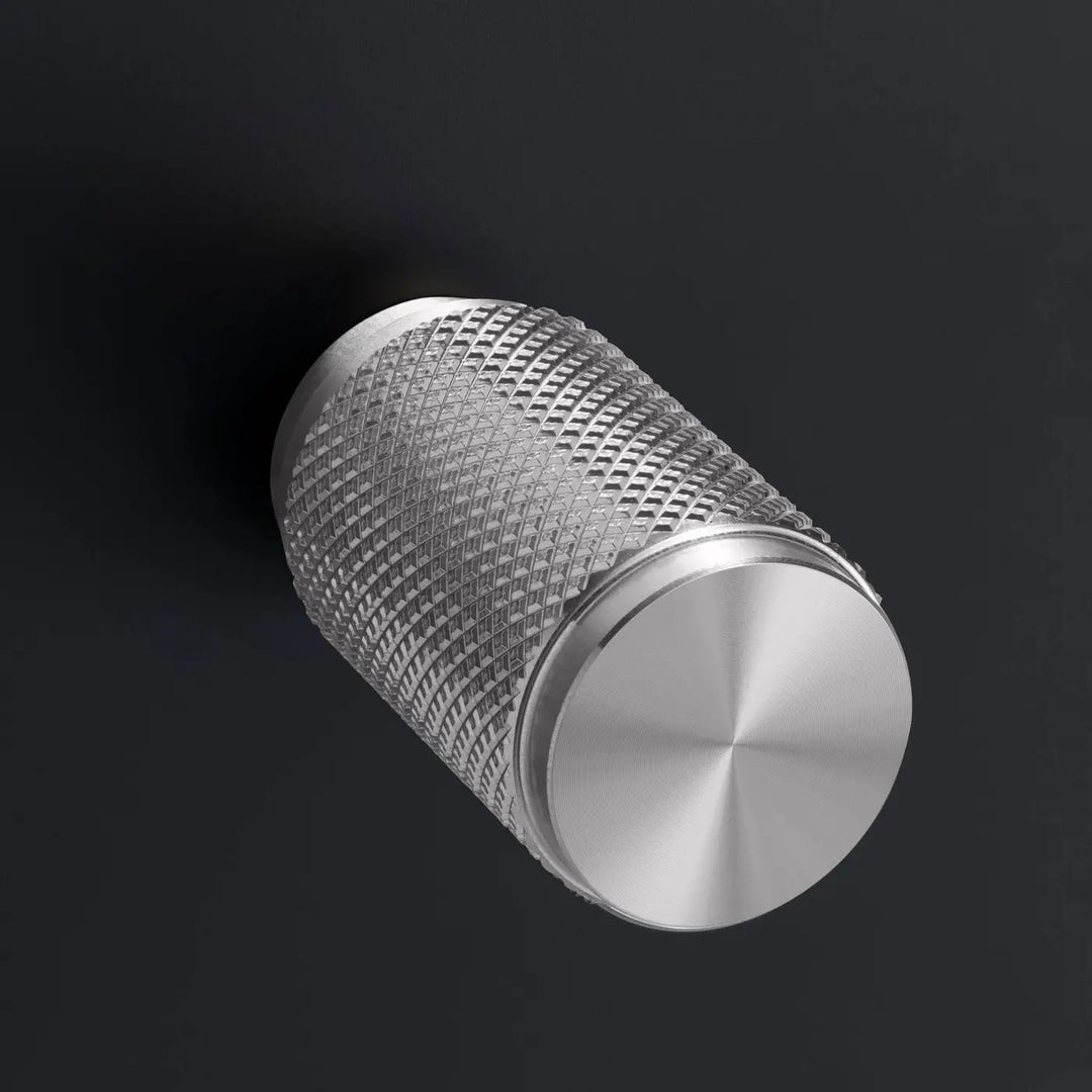 Détail d'un variateur à gravure quadrillée, finitions noir et acier #couleur_argent