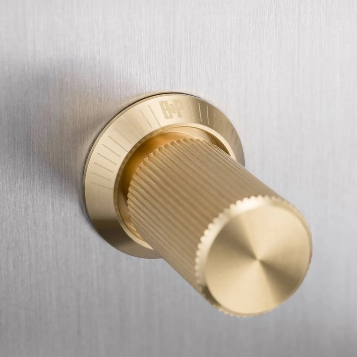 Détail d'un variateur à gravure alignée, finitions acier et laiton #couleur_dor
