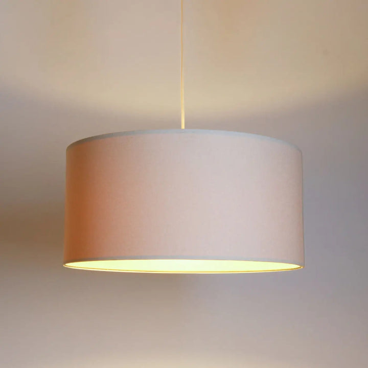 Suspension luminaire cylindrique en tissu crème avec lumière intérieure chaude pour décoration intérieure élégante
