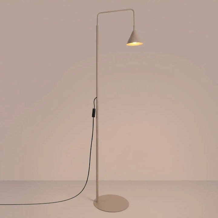 Lampadaire taupe allumé
