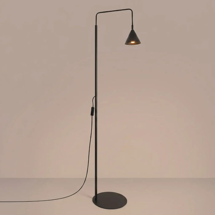 Lampadaire noir allumé