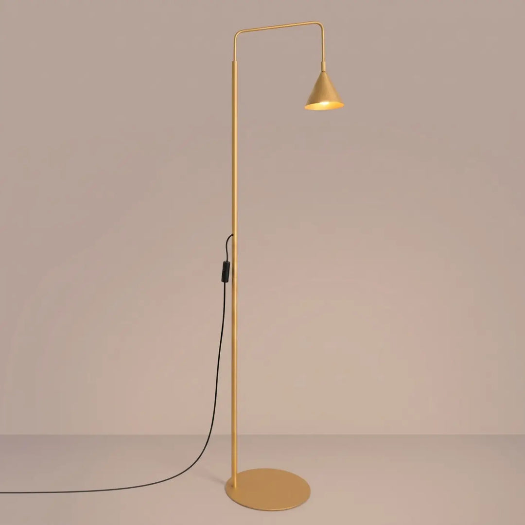 Lampadaire doré allumé