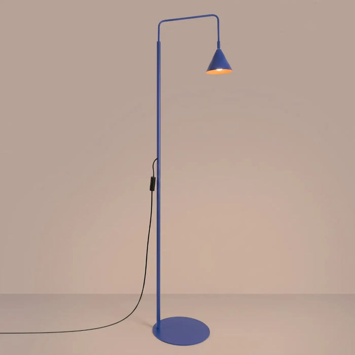 Lampadaire outremer allumé