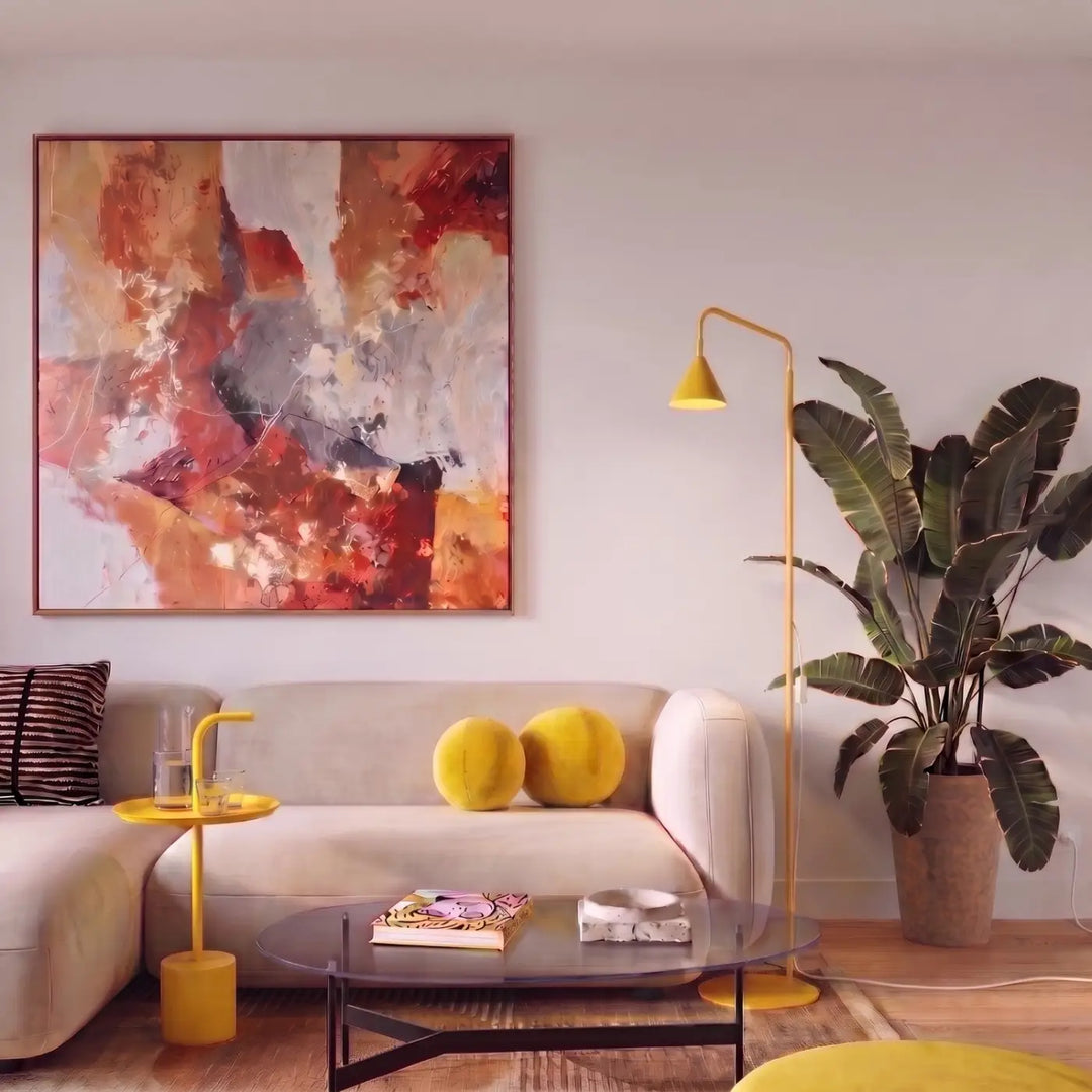 Lampadaire jaune dans un salon