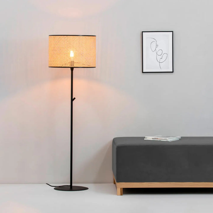 Lampadaire Mambo en rotin de Faro Barcelona en situation