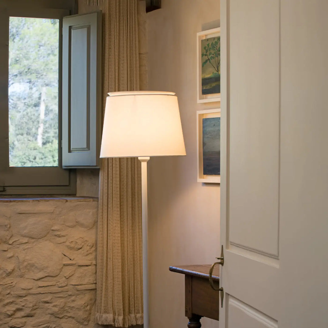 Lampadaire Savoy blanc en situation