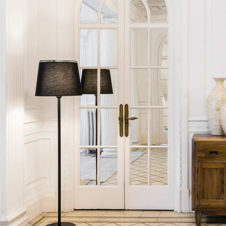 Lampadaire Savoy noir dans un intérieur