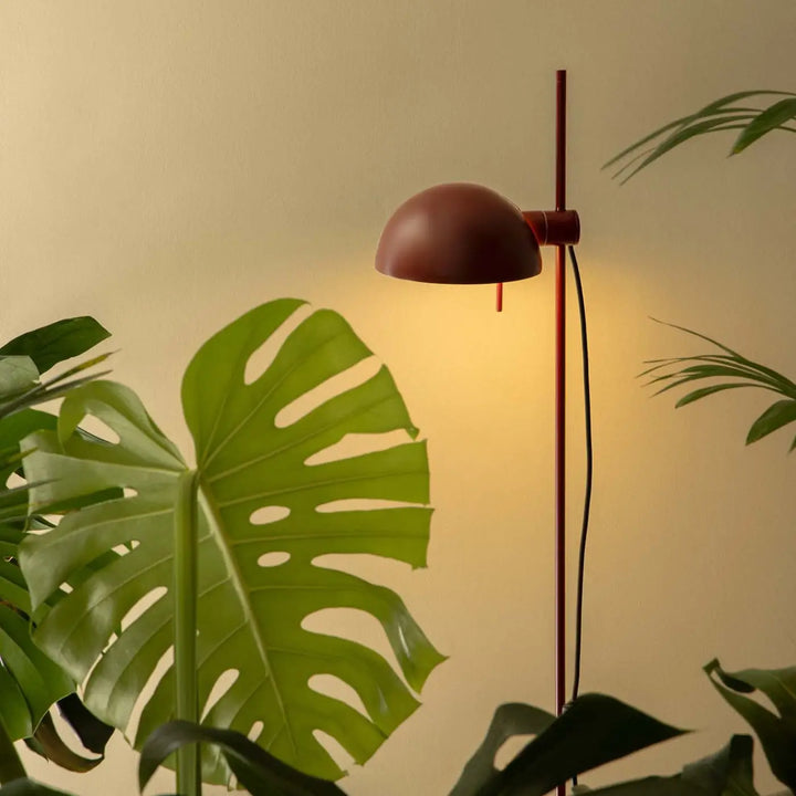 Lampadaire Matilda grenat dans un intérieur
