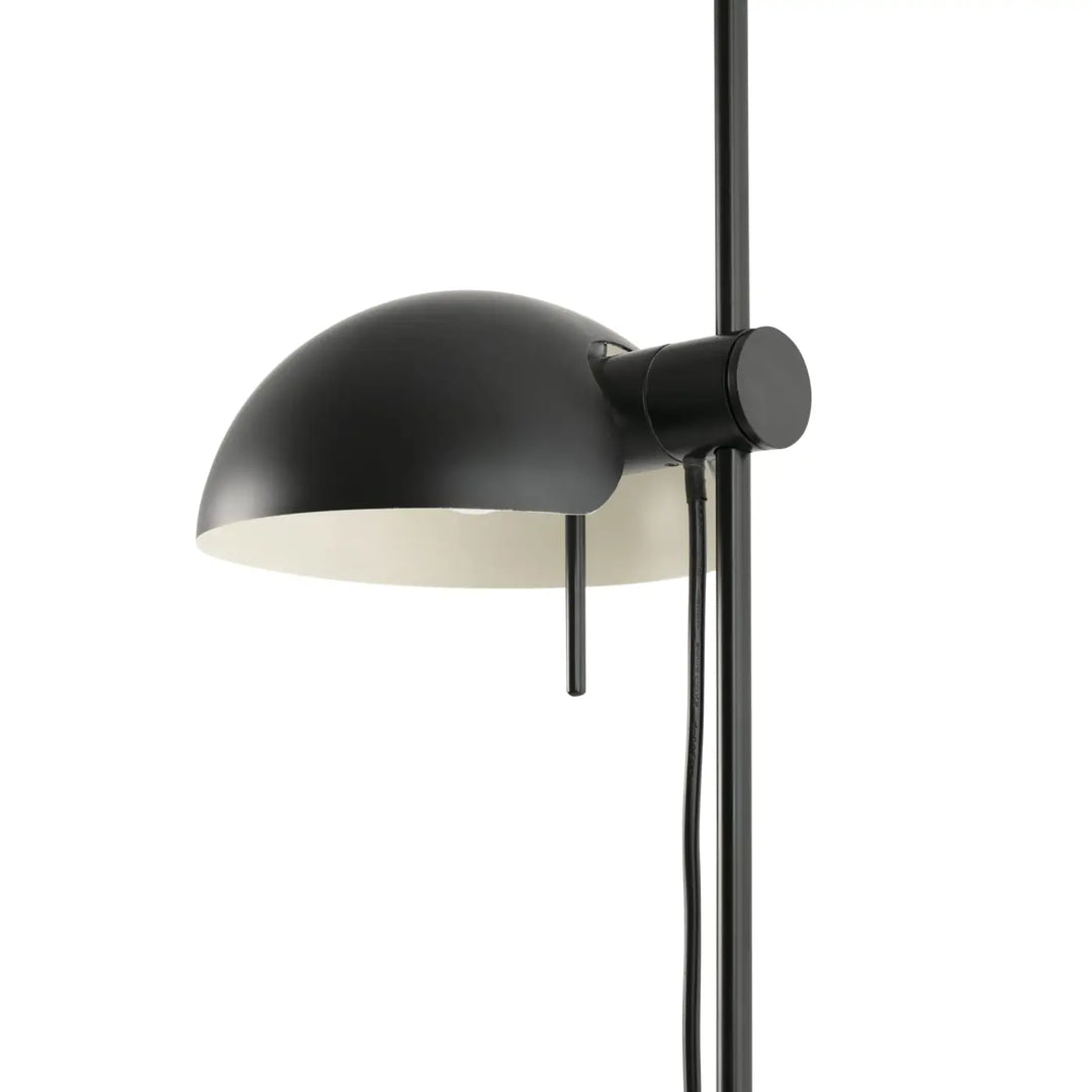 Détail du lampadaire Matilda noir