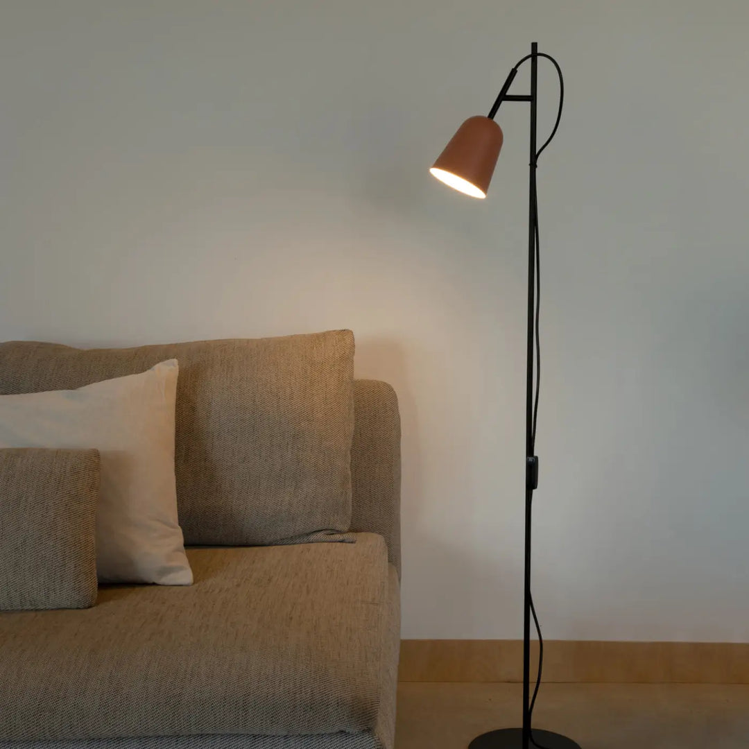 Lampadaire Studio rose de Faro Barcelona en situation