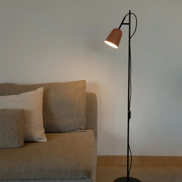 Lampadaire Studio rose de Faro Barcelona en situation