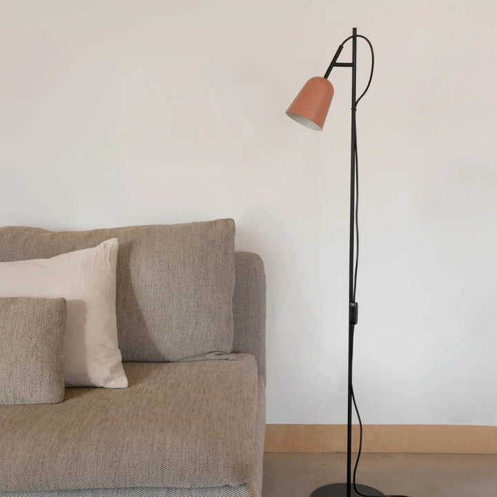 Lampadaire Studio rose dans un intérieur