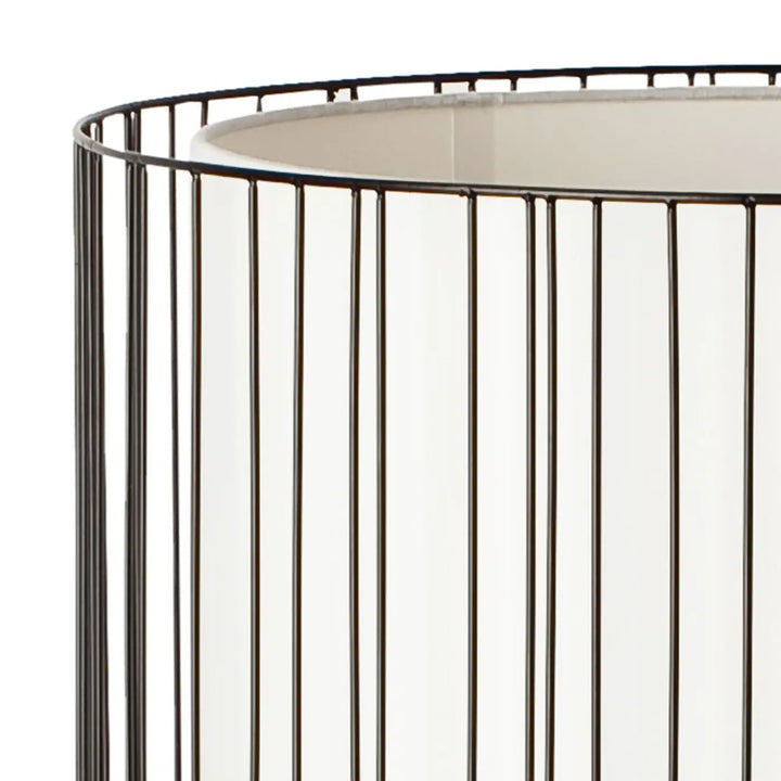 Détail des tiges d'acier et de l'abat-jour du lampadaire Linda