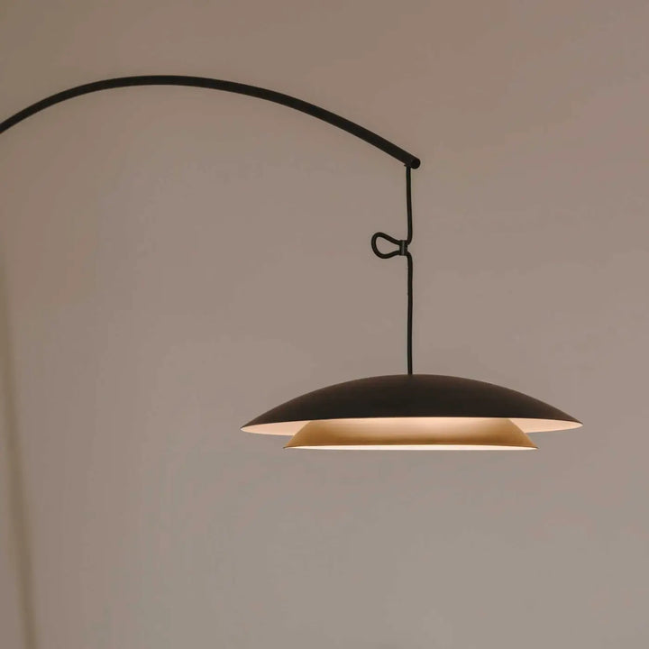 Lampadaire Noway en acier noir dans un intérieur