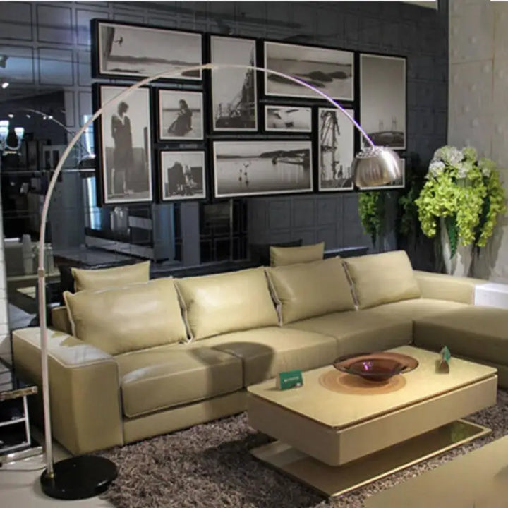 Lampadaire Argenté en Aluminium à Forme Arc Élégante