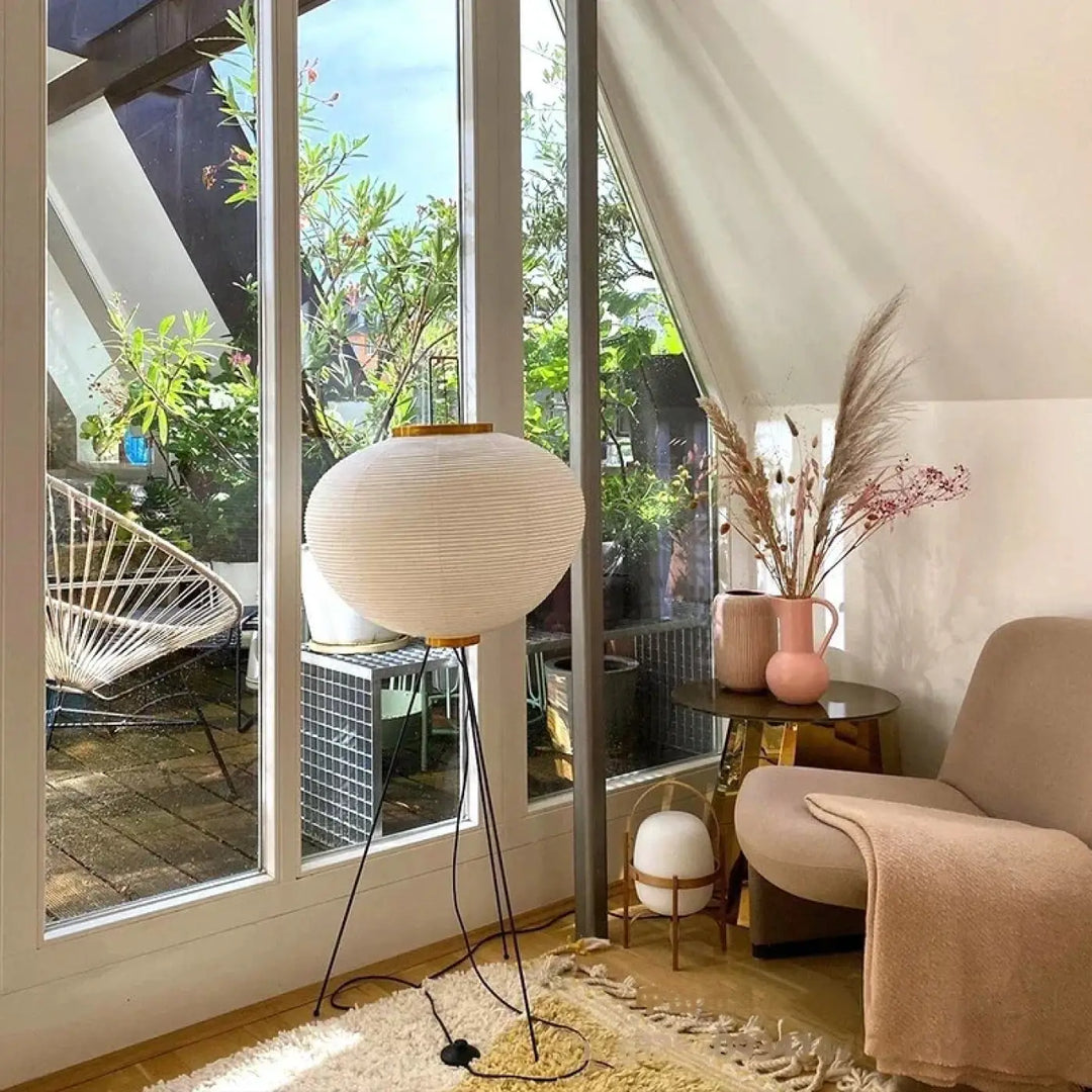 Lampadaire chloe avec base tripode dorée et abat-jour sphérique en papier ivoire design élégant plus qu’un simple luminaire