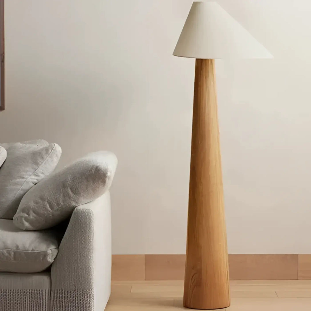 Lampadaire chenou en bois effilé avec abat-jour conique en tissu écru idéal pour coin lecture