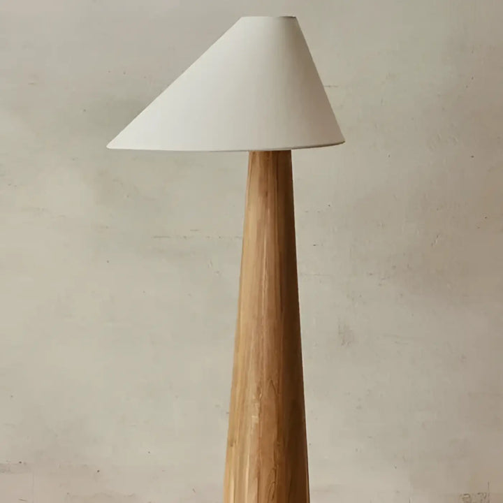 Lampadaire chenou minimaliste avec base en bois conique et abat-jour blanc pour coin lecture élégant