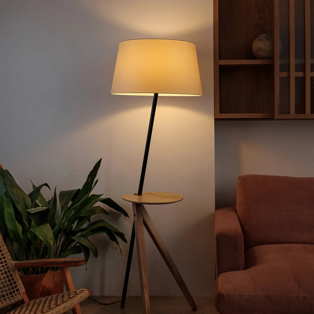 Lampadaire Treewood avec tablette en situation