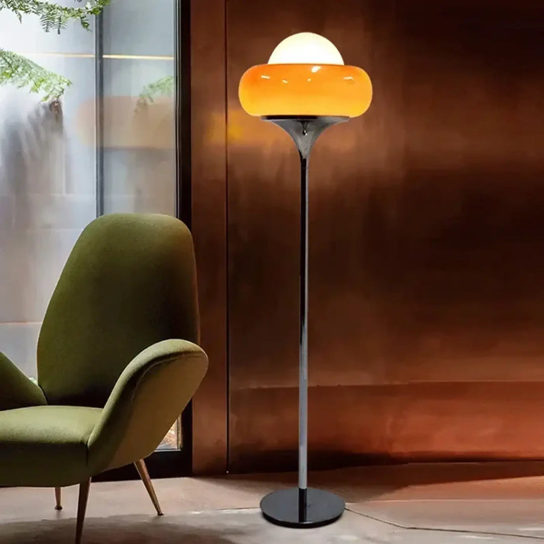 Lampadaire moderne virelia avec tige en chrome, base noire et abat-jour en verre orange design rétro en forme de fleur