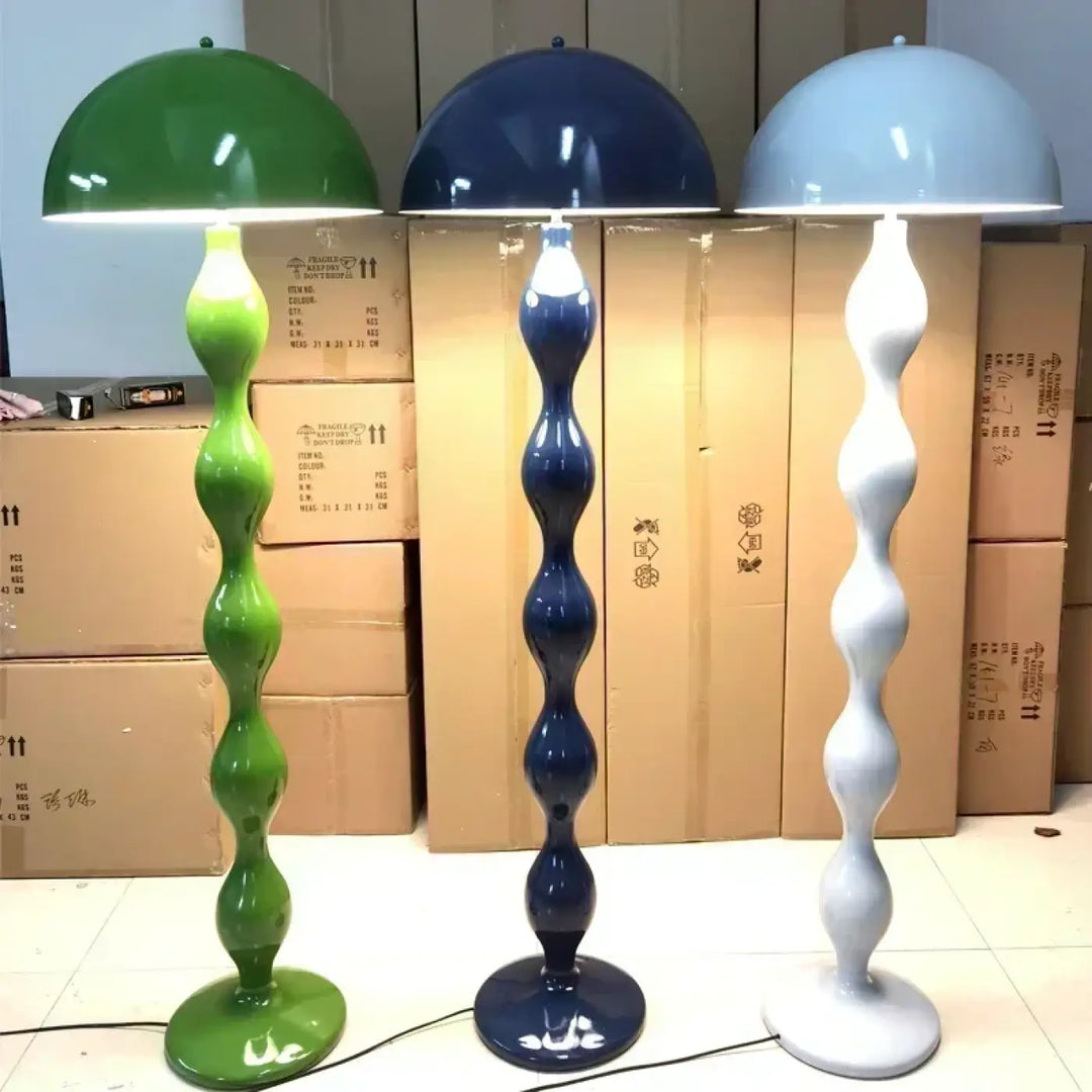 Trois lampadaires ariha en fer type avec bases tourbillonnantes brillantes et abat-jours dôme verts, bleus et blancs