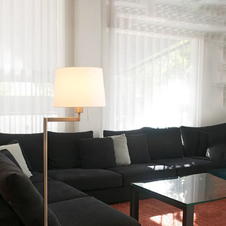 Lampadaire Artis bronze dans un salon