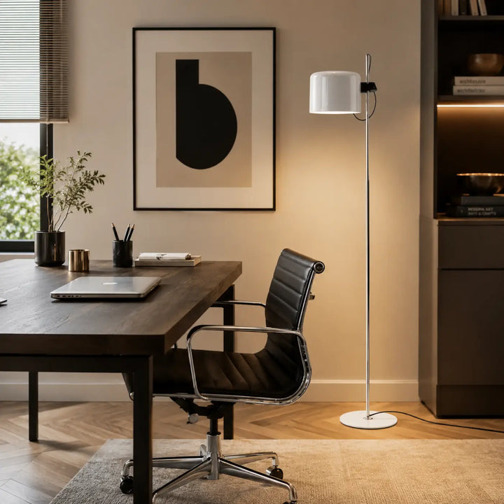 Lampadaire zelto moderne en métal chromé avec abat-jour cylindrique blanc et base circulaire élégante