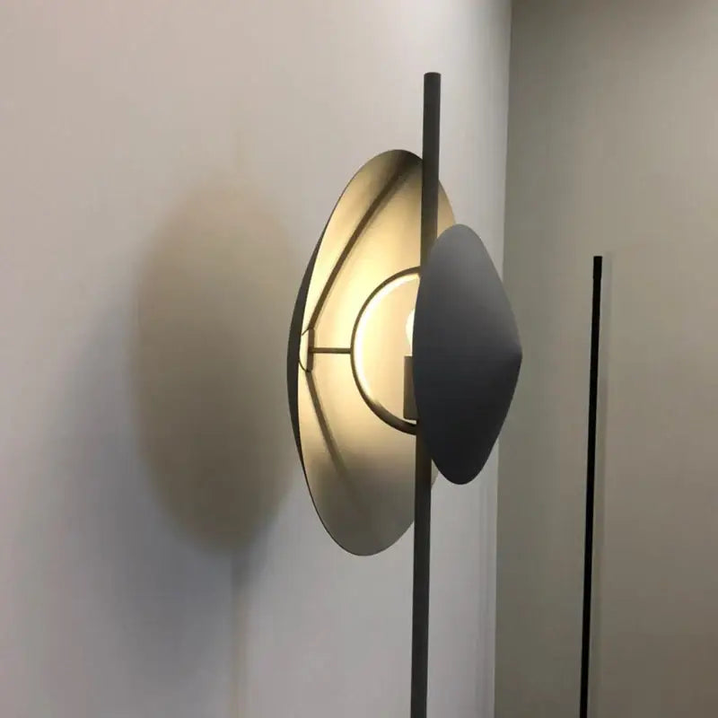 Lampadaire contemporain en métal et globe central moderne