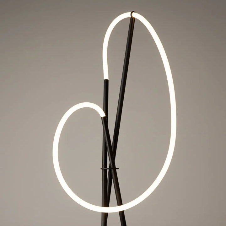 Lampadaire crochet noir design métal avec led dimmable silicone blanc formant une courbe abstraite en s élégante