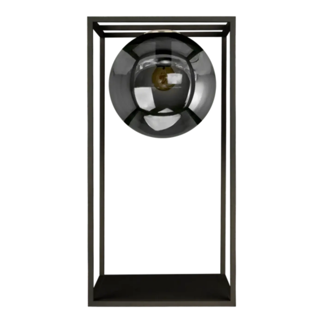 Lampadaire daisy avec spot sphérique chromé et cadre croisé noir dans un boîtier rectangulaire sombre en verre opaque qui s’intègre facilement