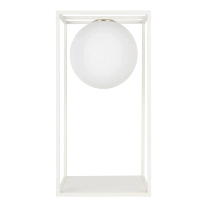 Lampadaire daisy avec globe en verre opaque blanc sphérique et cadre rectangulaire minimaliste qui s’intègre facilement