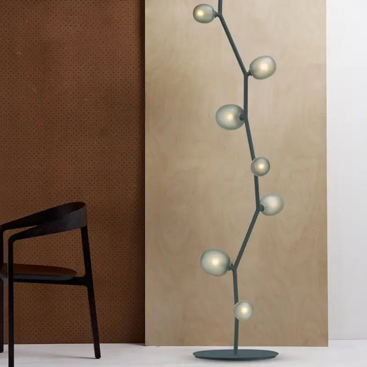 Lampadaire décoratif moderne en métal et globes en verre élégant