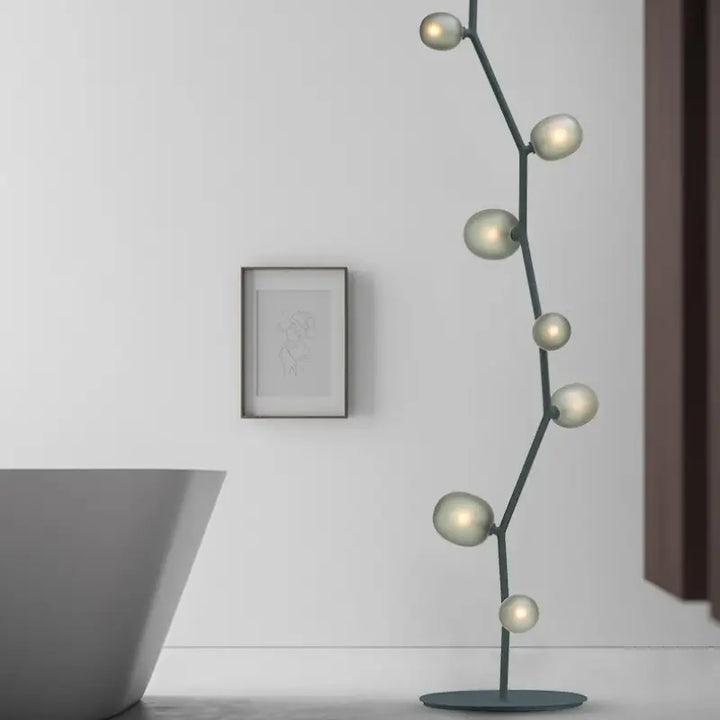 Lampadaire décoratif moderne en métal et globes en verre élégant