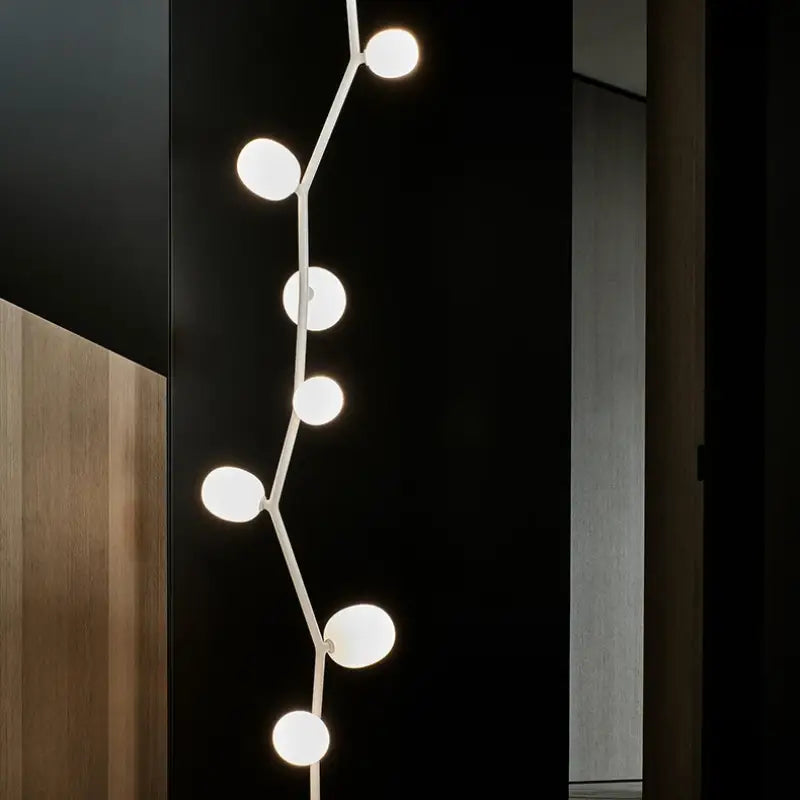 Lampadaire décoratif moderne en métal et globes en verre élégant