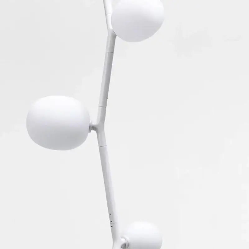 Lampadaire décoratif moderne en métal et globes en verre élégant