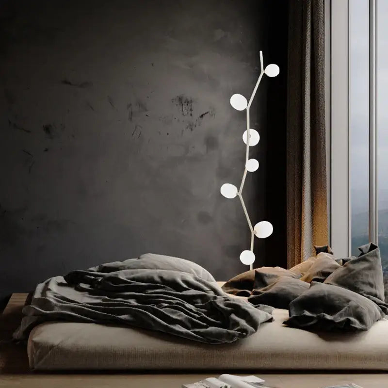 Lampadaire décoratif moderne en métal et globes en verre élégant