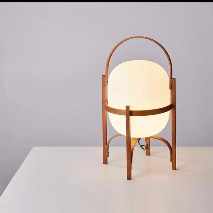 Lampadaire kalana en bois chaud avec abat-jour en verre dépoli arrondi pour une décoration contemporaine élégante